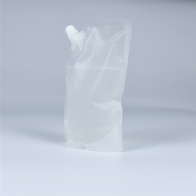Soupche debout claire avec liquide de bec plastique pour boire