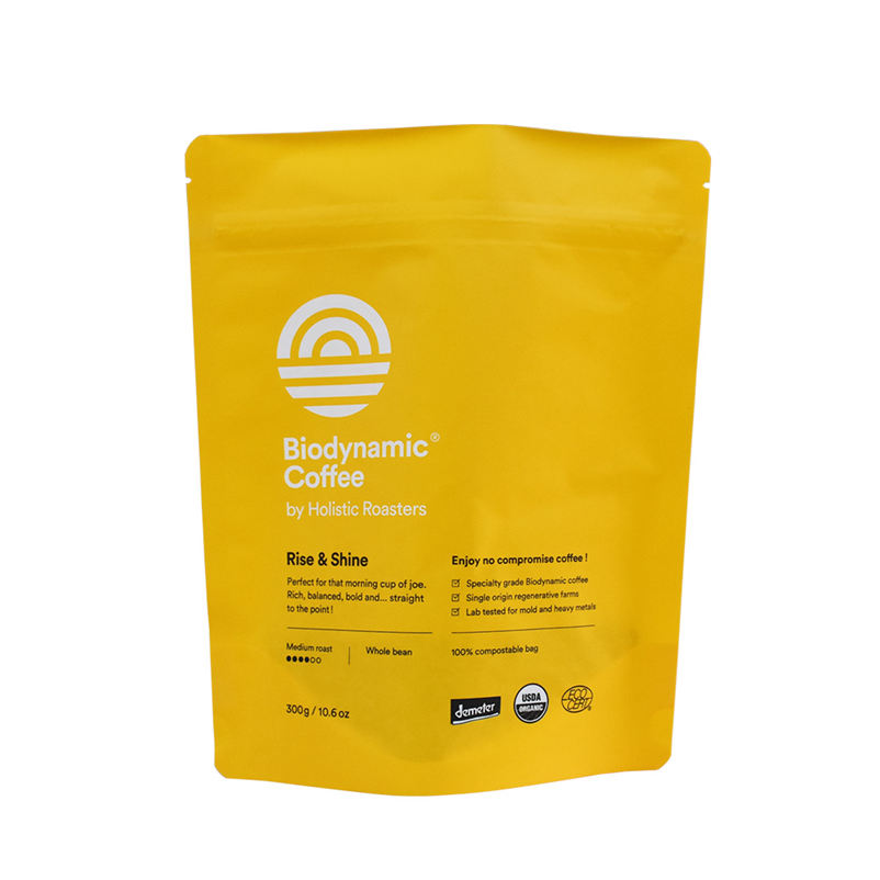 Café en plastique renouvelable dans un paquet jaune