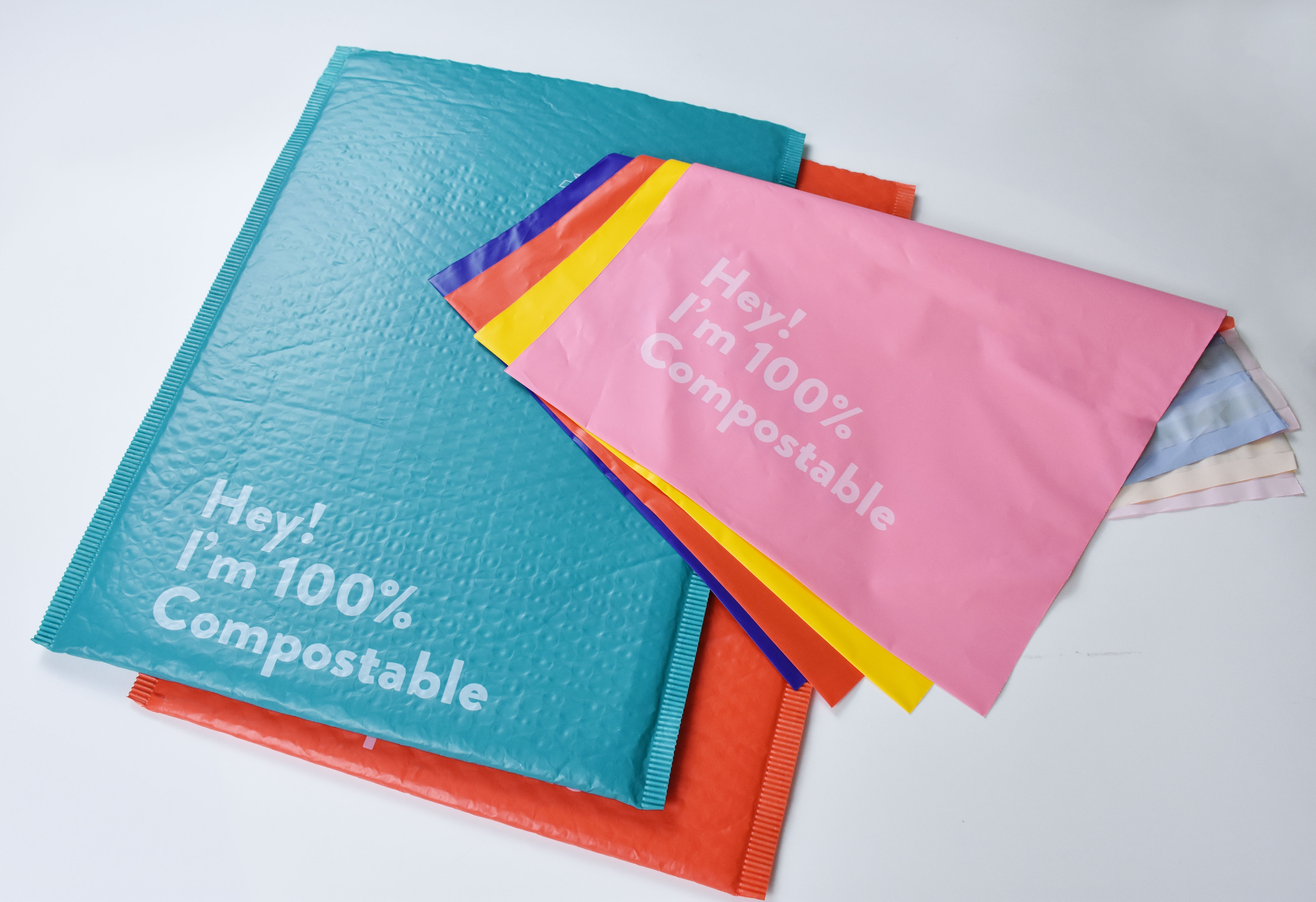 Les enveloppes auto-adhésives compostables à 100% à la maison mettent sur l'étagère